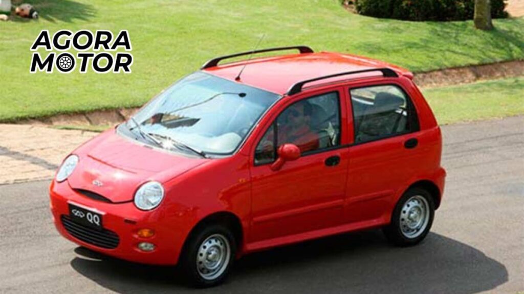 Foto de um QQ 2012 vermelho