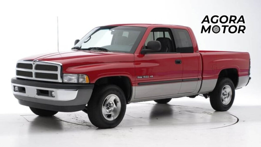 Foto de um RAM 2001 vermelho