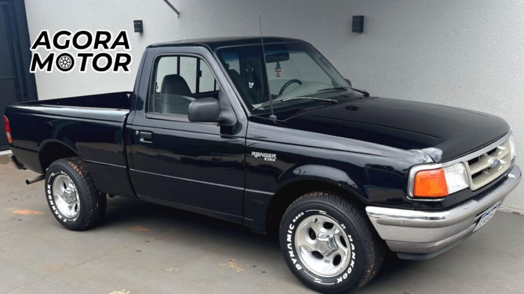 Foto de uma Ranger 1995 preta
