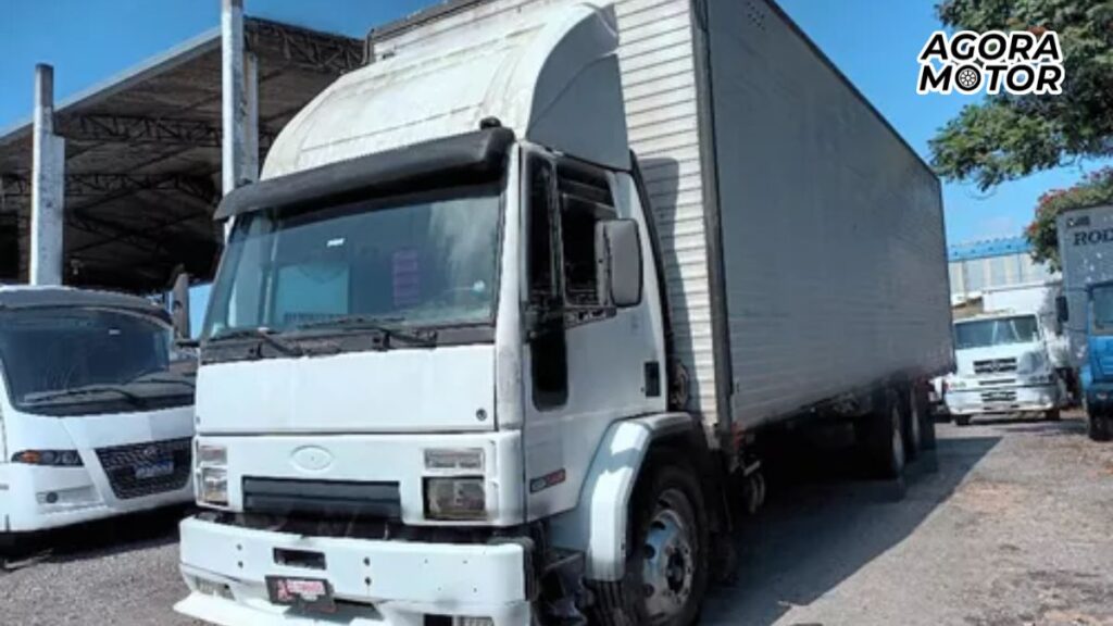 Foto de um Cargo 1215 1995 prata