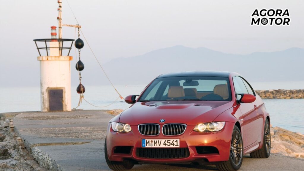Foto de uma m3 2008 vermelha