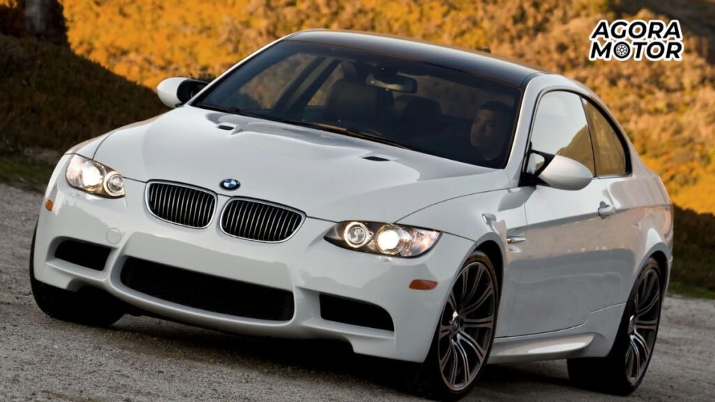 Foto de uma M3 2013 branca
