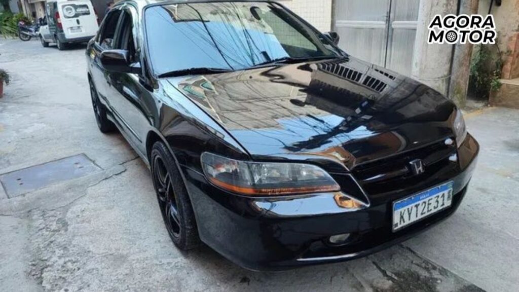 Um Accord 2000 preto