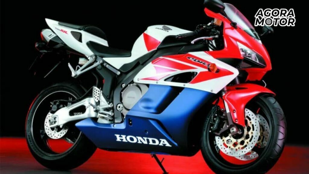 Uma CBR 1000 RR Fireblade 2004