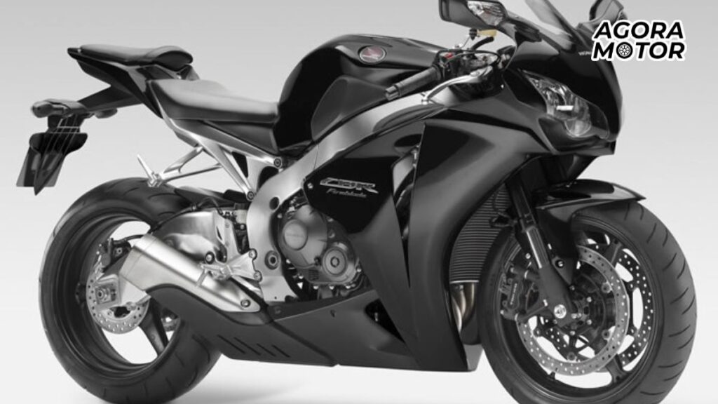 Uma CBR 1000 RR Fireblade 2011 preta