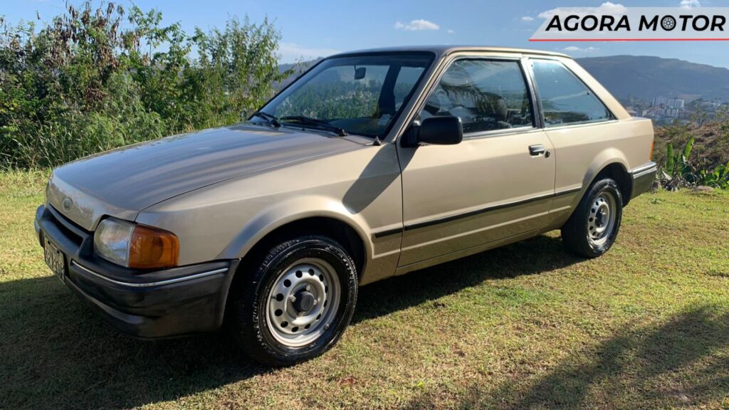 Um Escort 1988 dourado