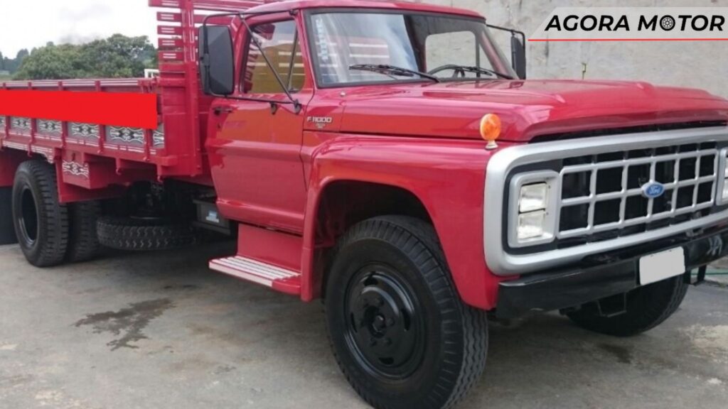 Um F-11000 1986 vermelho