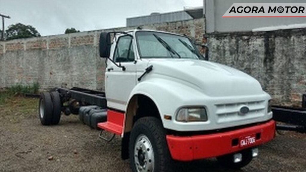 Um F-12000 1998 branco