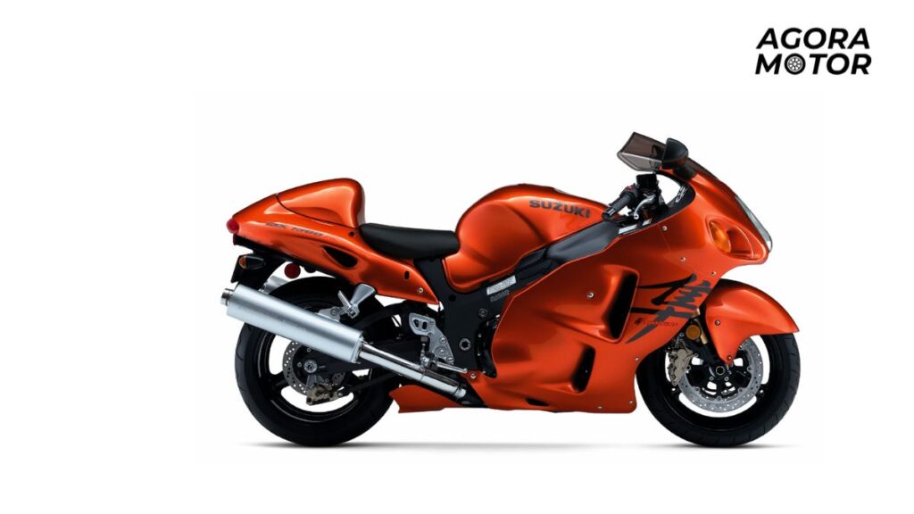 uma GSX 1300-R Hayabusa 2001 vermelha