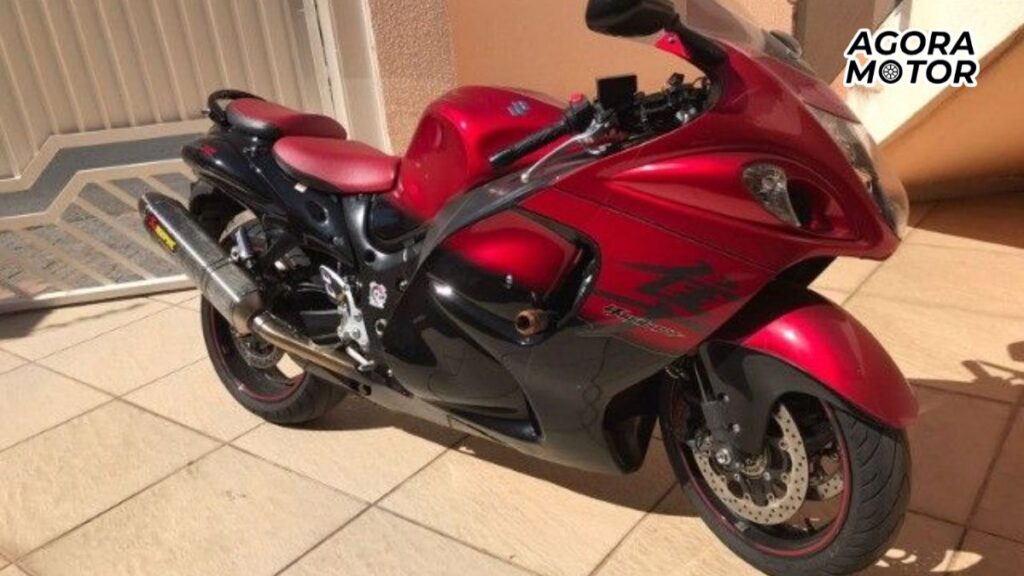 Uma GSX 1300-R Hayabusa 2016 vermelha