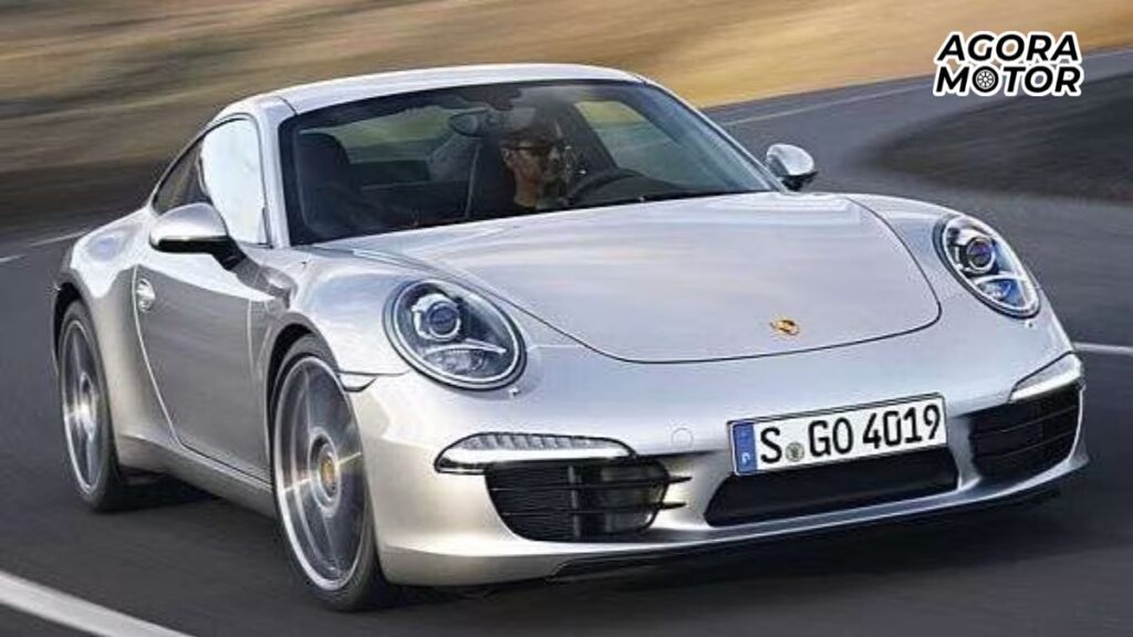 Uma Porsche 911 2012 em movimento
