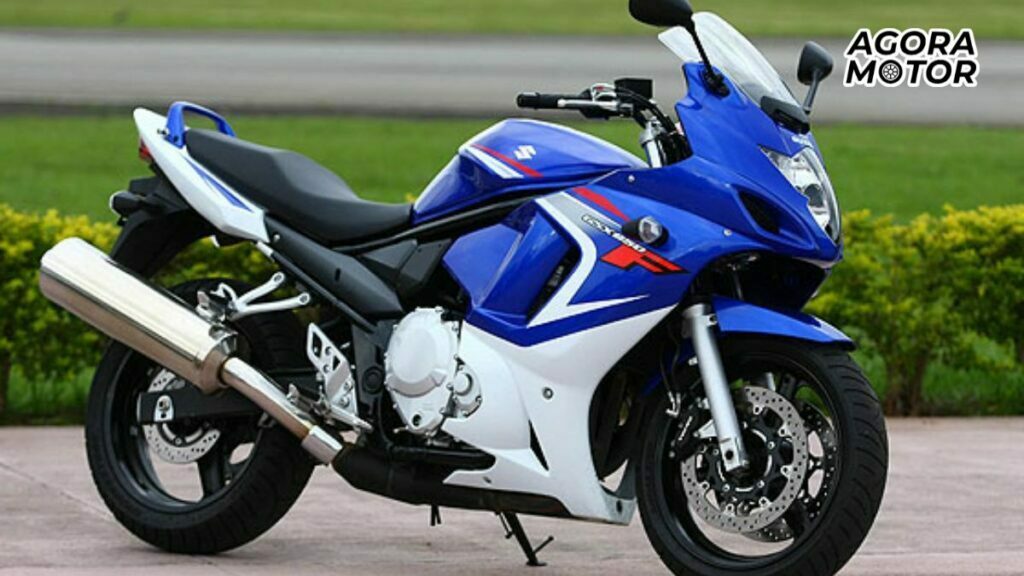 Uma SUZUKI GSX 650F 2009 azul