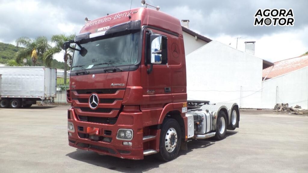 Um Actros 2011 na cor bordo