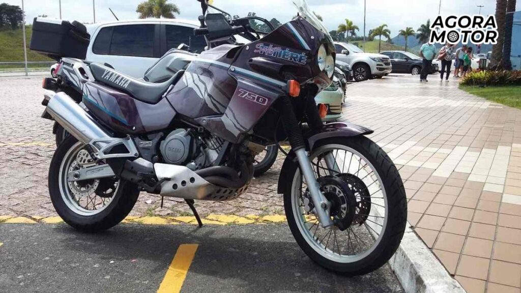Uma XTZ 750 S TENERE 1996 preta