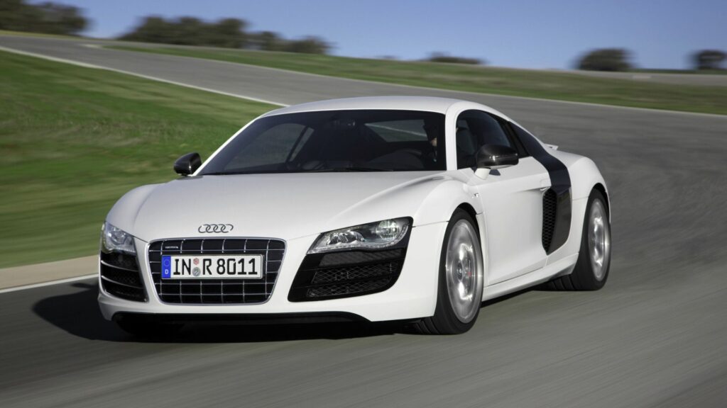 Audi R8 2008 branco em pista.