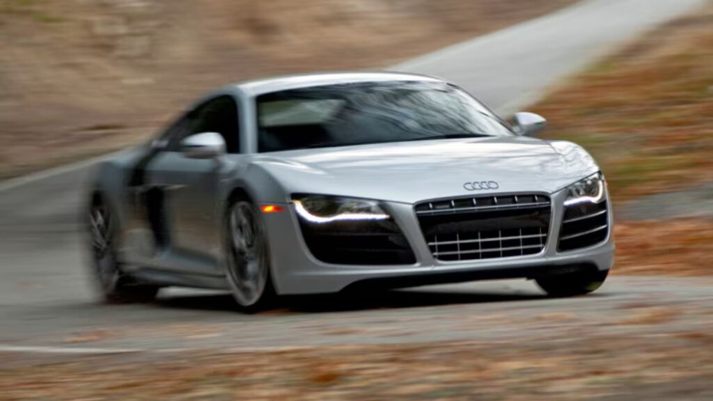 Audi R8 2009 branco na estrada.