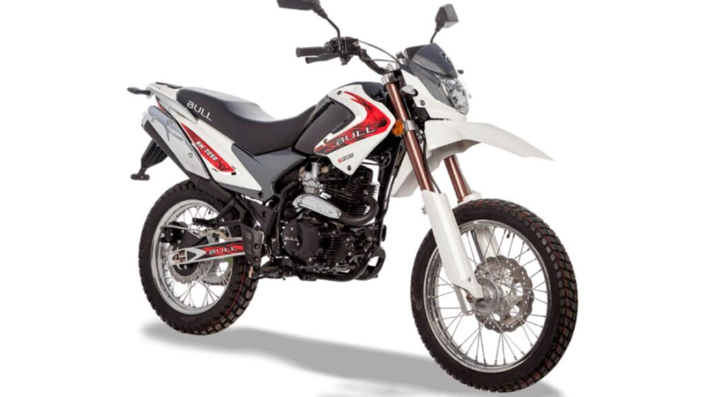 BULL BM-T180 2021 branca e vermelha em fundo branco.