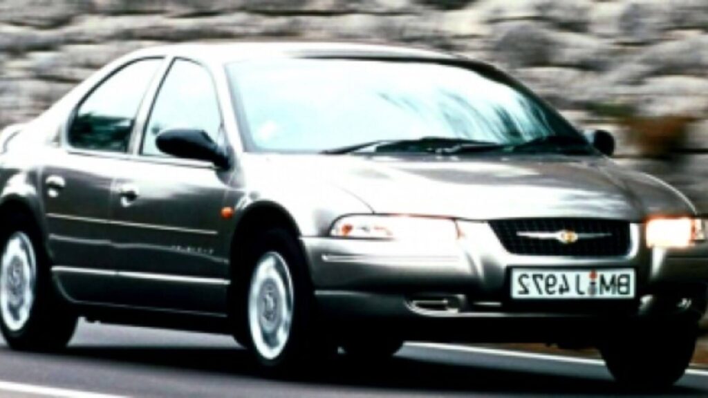 Chrysler Stratus 1999 prata na estrada.