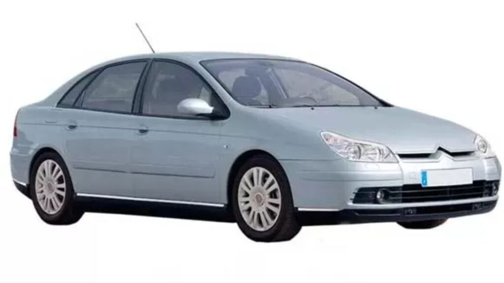 Citroën C5 prata em fundo branco.