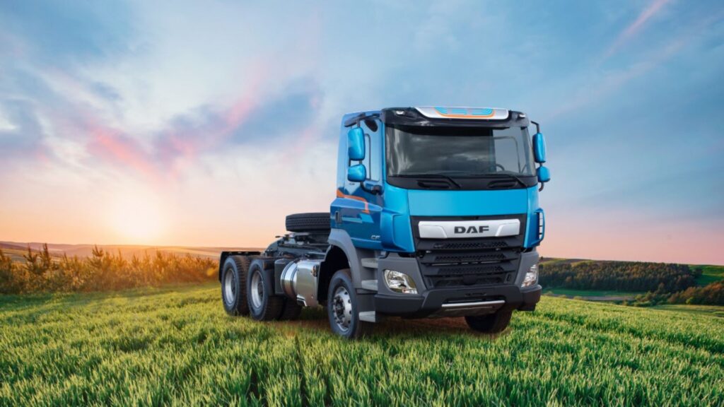 DAF CF FTT 480 2023 azul em campo.