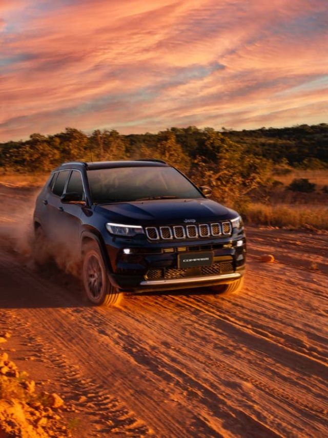 Jeep Compass em estrada de areia.