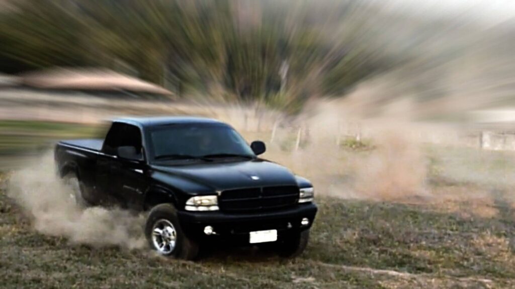 Dodge Dakota 2001 preto na terra.