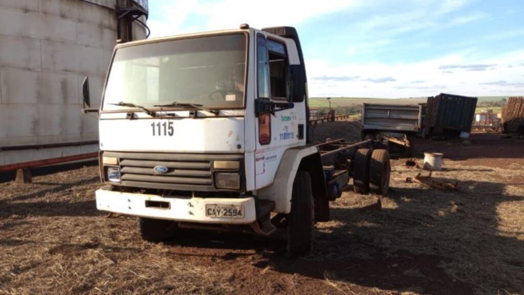 Ford Cargo 1415 1994 branco na terra.