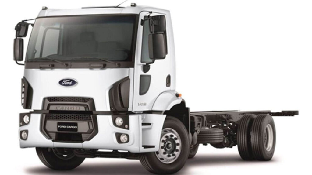 Ford Cargo branco em fundo branco.