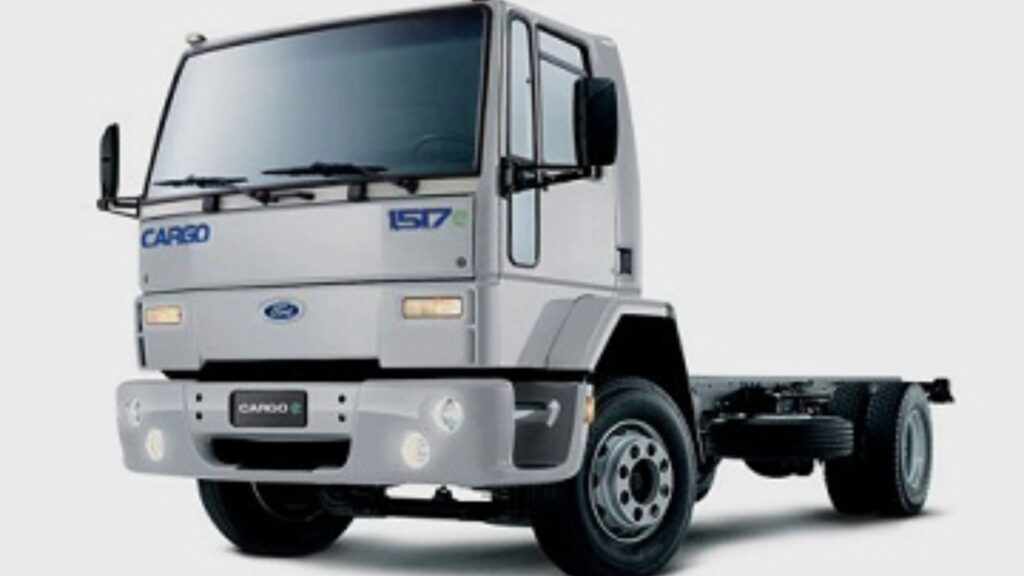 Ford Cargo 1517 1987 branco em fundo branco.