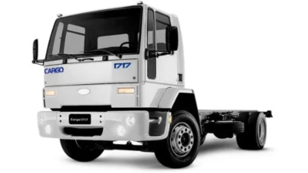 Ford Cargo 1717 2003 branco em fundo branco.