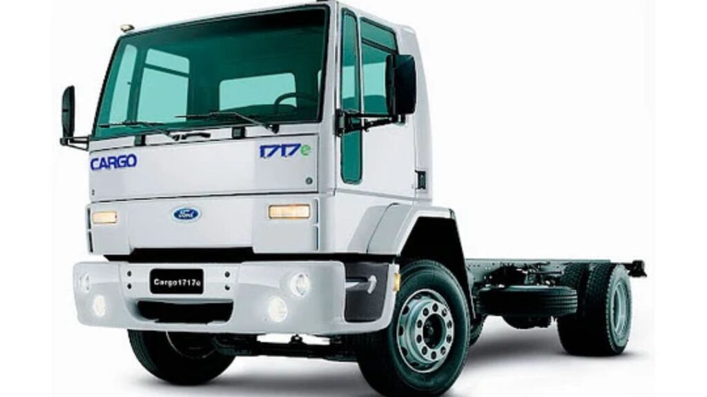 Ford Cargo 1717 2007 branco em fundo branco.