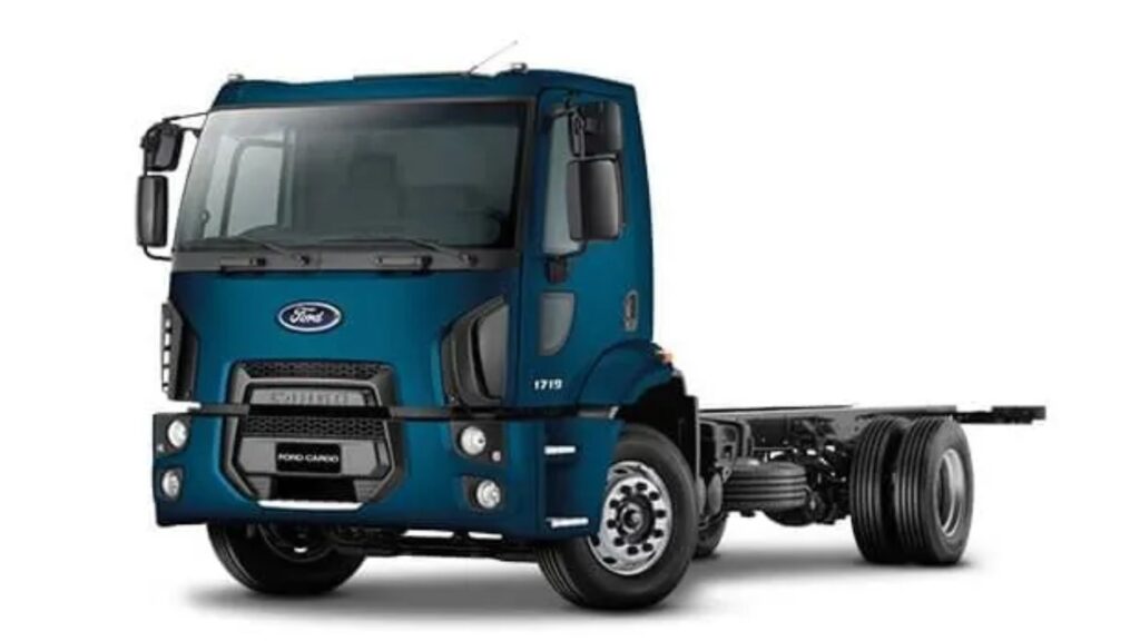 Ford Cargo 1719 2019 azul em fundo branco.