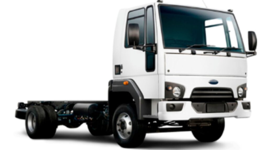Ford Cargo 2322 1992 branco em fundo branco.