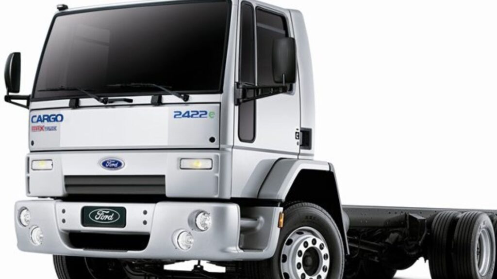 Ford Cargo 2422 2007 Branco em fundo branco.