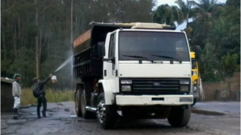 Ford Cargo 2425 2000 branco sendo lavado.