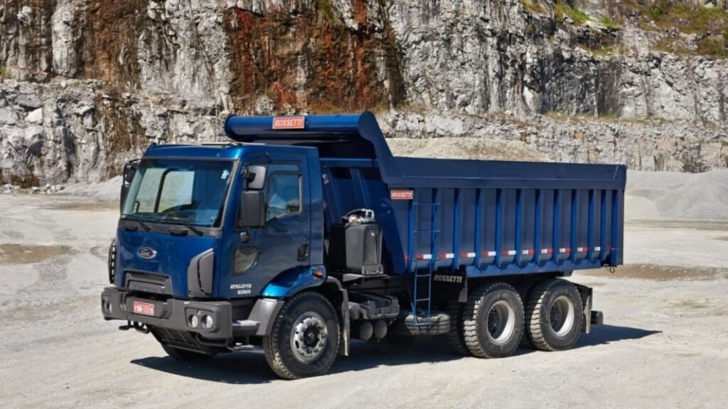 Ford Cargo 2629 2014 azul em pedreira