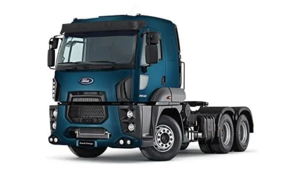 Ford Cargo 2842 2013 verde em fundo branco.