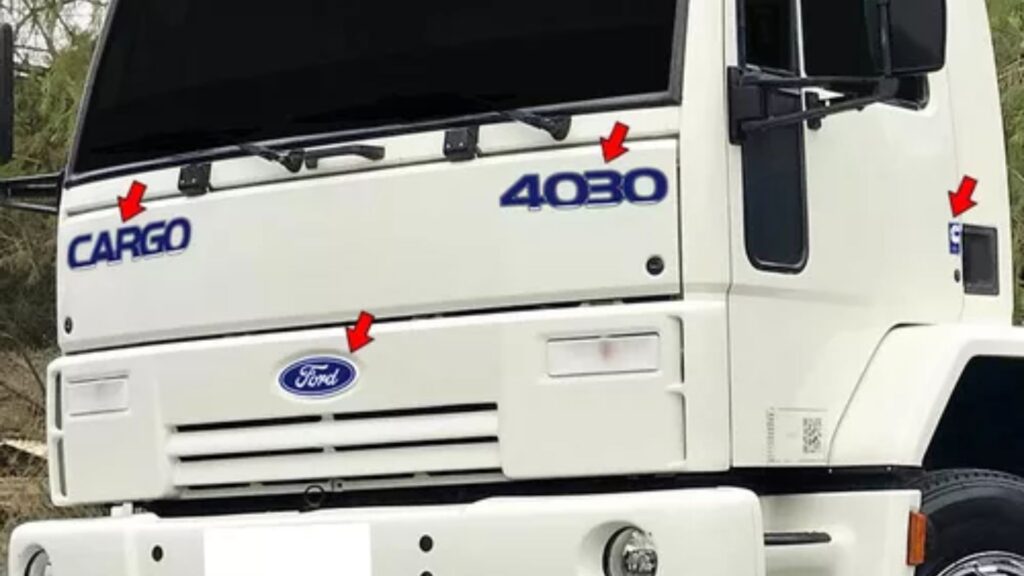 Ford Cargo 4030 2000 branco.