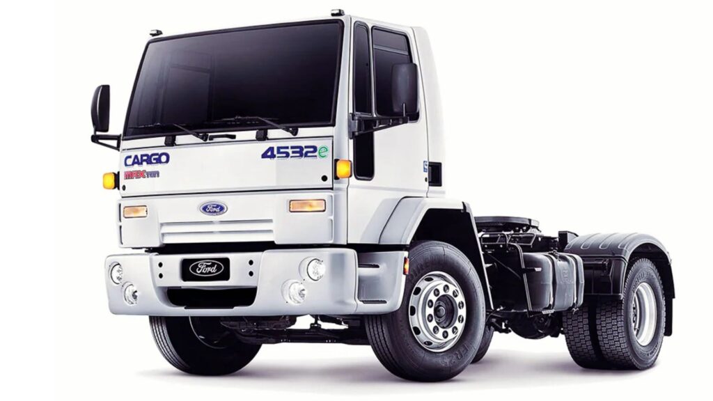 Ford Cargo 4532 2007 branco.