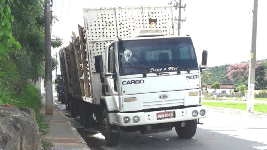 Ford Cargo 5031 2005 branco.