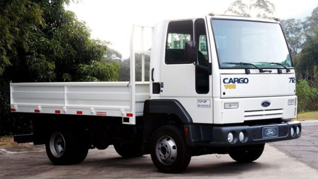 Ford Cargo 712 2012 branco.