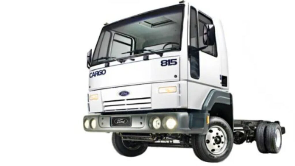 Ford Cargo 815 2009 branco em fundo branco.
