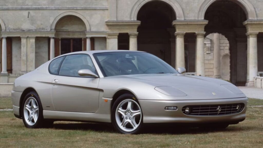 Ferrari 456 1998 cinza no gramado