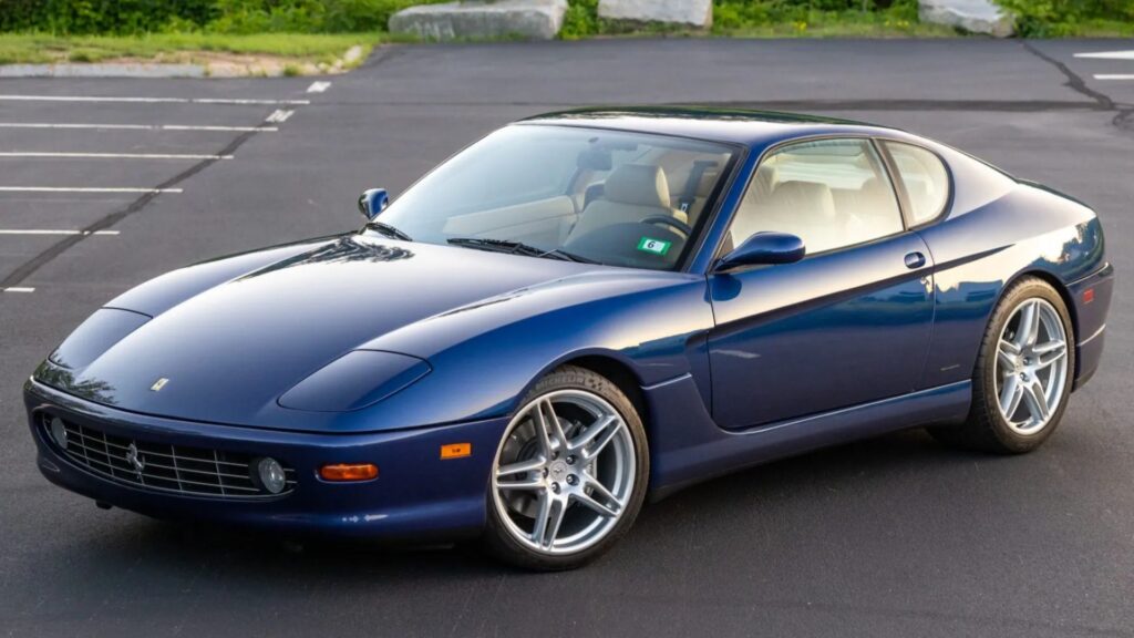 Ferrari 456 2000 azul na diagonal