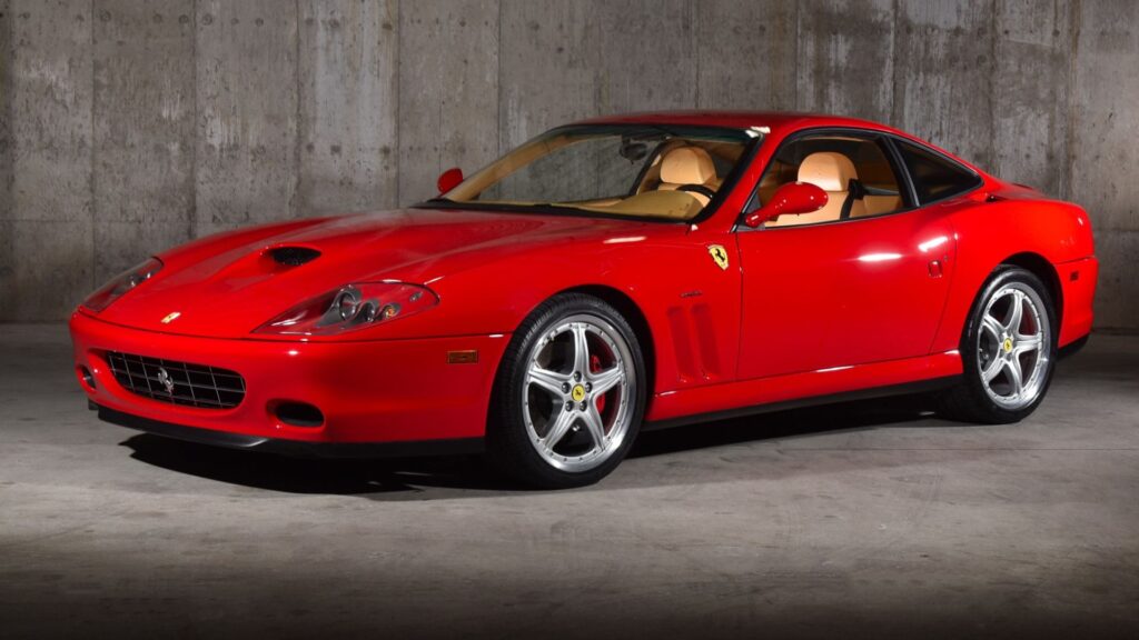 Ferrari 575M 2004 vermelho na diagonal