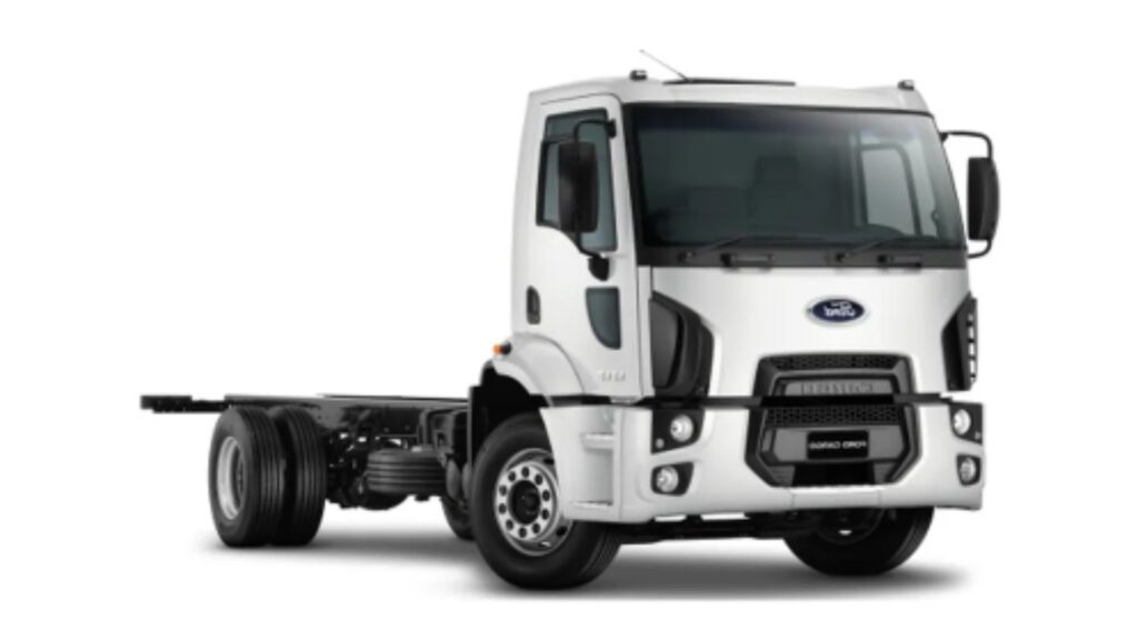 Ford Cargo 1719 2014 branco em fundo branco.