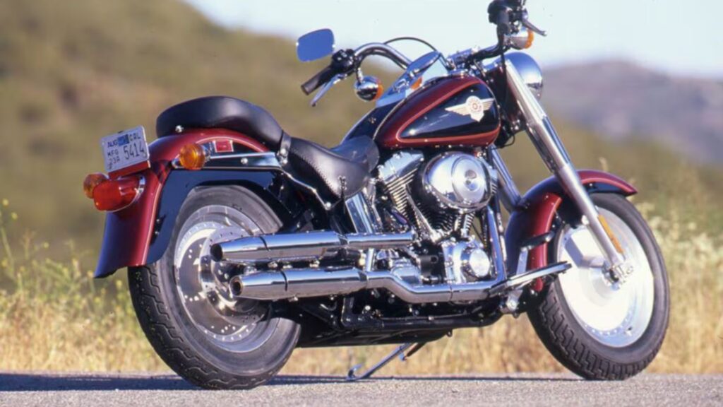 Traseira de Harley-Davidson Fat Boy 2000 vermelha