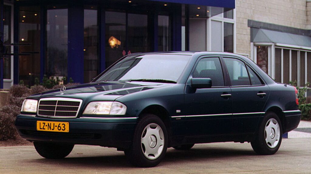 Mercedes-Benz C-200 1994 preto na diagonal