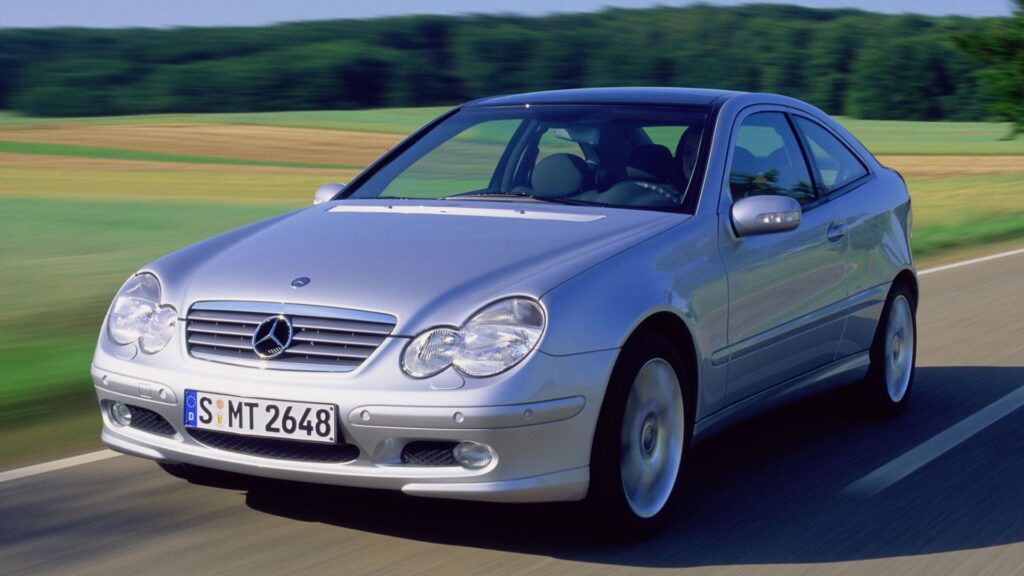Mercedes-Benz C-200 2001 prata na estrada