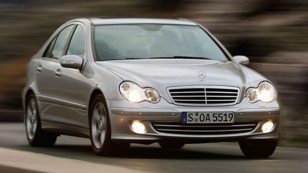Mercedes-Benz C-200 2002 na estrada.